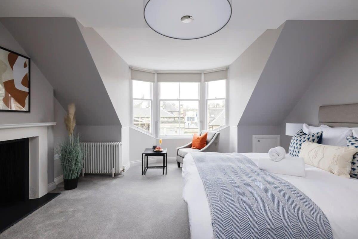 Dragon Suites - City Centre Castle View 1 Bed Apartment 에든버러 외부 사진
