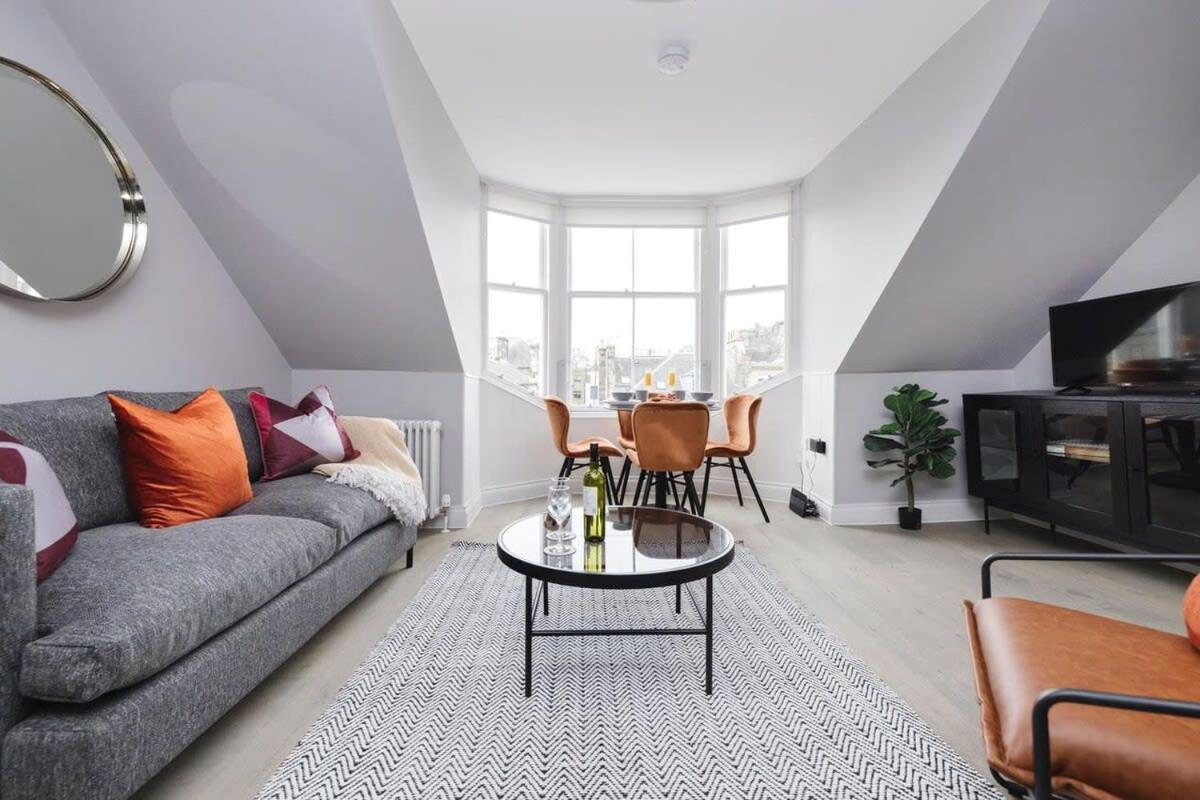 Dragon Suites - City Centre Castle View 1 Bed Apartment 에든버러 외부 사진